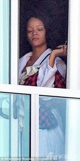 组图：蕾哈娜素颜现身酒店 面色憔悴双眼无神