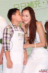 组图：司马燕同丈夫儿子参加活动 烹制美食