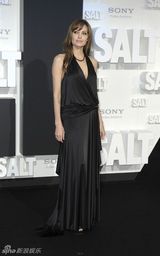 高清图：《特工绍特》柏林首映 朱莉着性感礼服出镜