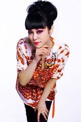 组图：石梅拍摄早春温暖写真 桔色短装秀俏皮