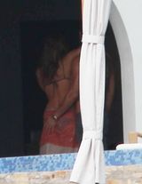 组图：安妮斯顿穿性感比基尼与男友甜蜜度假