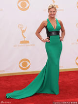 组图：南希-奥戴尔绿裙亮相艾美红毯深V秀乳沟