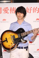 组图：严爵赠千万大礼为母庆生 另一半要孝顺