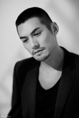 组图：严宽成功转型硬汉 黑白写真粗犷中铁汉柔情