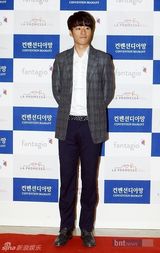 组图：韩星尹熙锡结婚 李善均尹胜雅到场祝贺