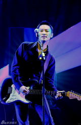 组图：梁博阔别两年带原创回归 沉默寡言惹人急