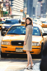 组图：蒋欣纽约街拍大片造型多变气场足