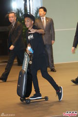 组图：史密斯儿子台湾潮牌秀念rap表情萌