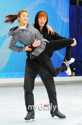 组图：韩星孙谭菲录制SBS台节目 秀花样滑冰风采