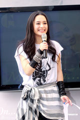 组图：阿娇被问玉照反应大 称要随时间“放低过去”