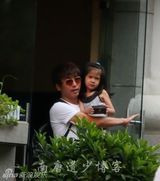 组图：41岁沙宝亮6岁爱女萌照 开拖拉机展英气