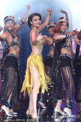 组图：美女主持爆乳装拼性感 柳岩带伤上阵跌倒