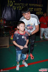 组图：黄浩然有意携子学舞狮