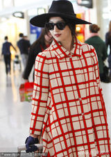 组图：范冰冰赴巴黎母亲送行 穿潮衣拿男包霸气外露