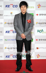 组图：Rain全度妍等出席颁奖礼 少女时代热舞表演