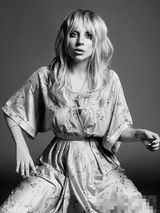 组图：Gaga拍另类黑白写真 边比剪刀手边流泪