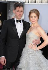 组图：群星闪耀红毯 暮光女拄拐海瑟薇优雅