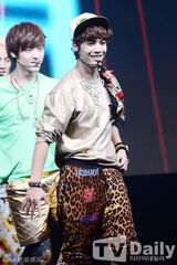 组图：韩团NU'EST发新碟卖萌 主打清凉曲风