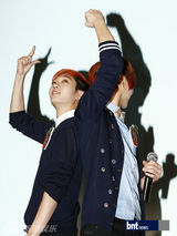 组图：韩国男团Led apple晓夕荣俊生日见面会