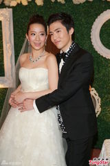 组图：汪圆圆婚礼甜蜜长吻 吴君如李嘉欣等到场