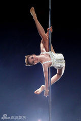 组图：蔡依林练成高难度钢管舞 网友唤冲击奥运