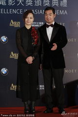 组图：周笔畅帅气黑西服镶花 与张国立携手亮相