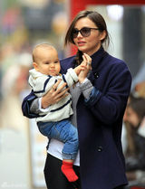 组图：辣妈米兰达-可儿街拍 大衣搭皮裤滑雪靴