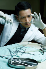 组图：何晟铭医生主题写真 目光犀利透露危机