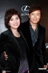 幻灯图：苗侨伟携夫人戚美珍出席新车发布活动