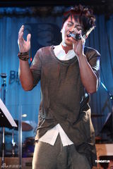 组图：孙耀威在台北开个唱 自信性能力强无需补身