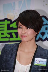 组图：梁咏琪做公益否认怀孕 直言同情舒淇