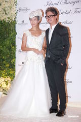 组图：谢婷婷着奢华婚纱 希望年年穿嫁衣