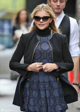 组图：莫瑞兹印花裙高贵典雅 猫眼墨镜玩转时尚