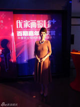 组图：海清裙装亮相知性婉约 获年度热力女性大奖