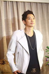 组图：Rain退役后快男决赛献电视首秀 白衣帅气