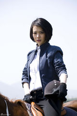 幻灯图：《无懈可击》骑马剧照曝光 主演英姿飒爽