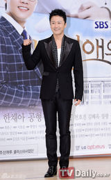 组图：李珉廷红裙亮相《我恋爱的一切》发布会