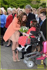 组图：凯特王妃大肚做访问 被传怀小王子