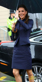 组图：威廉王子与准王妃共亮相 凯特秀迷人微笑