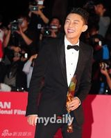 组图：李贤宇金素妍等星亮相釜山电影节开幕式