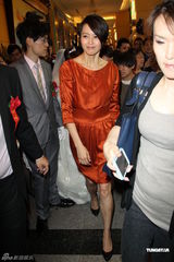 组图：梁咏琪为新人证婚 大方祝福郑伊健