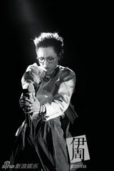 组图：周笔畅登杂志封面 笑容带来正能量