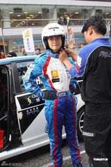 组图：壹基金杯慈善明星赛开赛 李连杰孙楠亮相