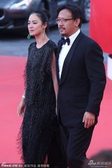 组图：姜文携妻子周韵亮相红毯 展现迷人微笑