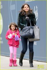 组图：小苏瑞一身粉红赴冰场 与妈妈寒风中快走
