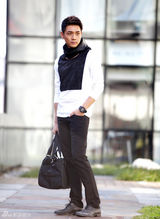 组图：霍政谚时尚出街打造夏日潮男