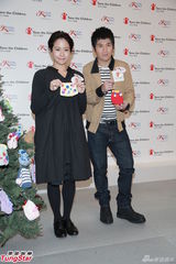 组图：林嘉欣阔身衫孕味浓 曹格恨收女儿亲织衣衫