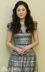 幻灯图：宋慧乔访台避答情变 身着短裙靓丽迷人