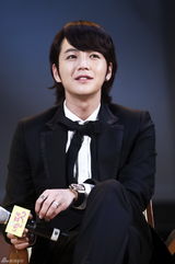 高清组图：金荷娜宣传《宠物》 张根硕送飞吻抛媚眼