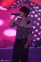 组图：快男杭州欢唱会火爆开唱 兄弟情感动全场